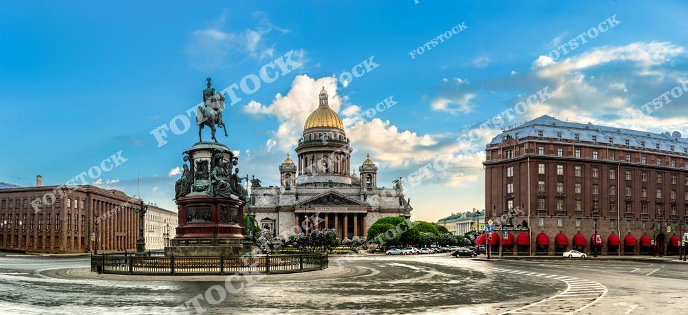 Фотография панорамного вида города Санкт-Петербург, Россия. На изображении представлена архитектура северной столицы с доминирующим силуэтом Исаакиевский собор, расположенного на Исаакиевская площадь. Этот фотоснимок демонстрирует характерную архитектуру Петербурга и передаёт масштаб городской панорамы. Картинка отражает культурное и историческое наследие Россия, подчёркивая уникальный облик Санкт-Петербурга. Иллюстрация может использоваться как слайд, посвящённый архитектуре и городским пейзажам России.